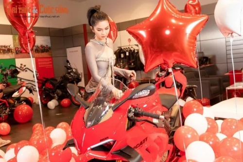 'Nữ hoàng nội y' Ngọc Trinh đập thùng Ducati Panigale V4 S hơn 1 tỷ đồng