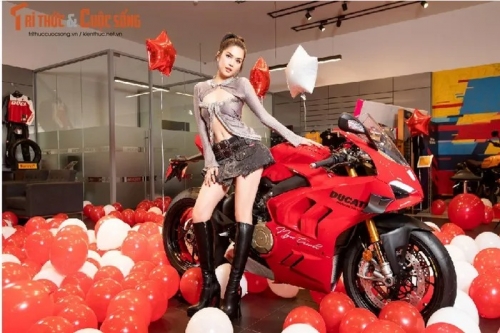 'Nữ hoàng nội y' Ngọc Trinh đập thùng Ducati Panigale V4 S hơn 1 tỷ đồng