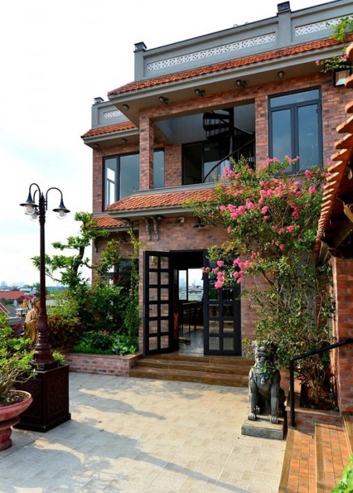 Cận cảnh ngôi nhà cổ trăm tuổi trên nóc biệt thự giữa Hà Nội