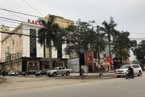 Mặt tiền quán karaoke này nằm ở đường Nguyễn Thị Minh Khai - tuyến đường 'nóng' là nơi đóng của nhiều trụ sở cơ quan hành chính sự nghiệp.