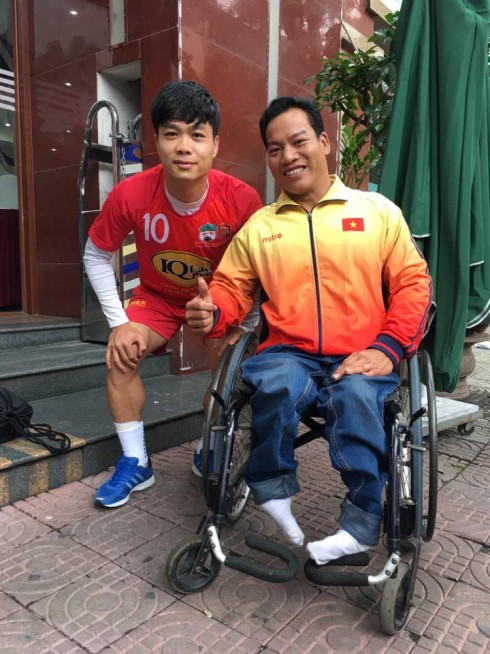Chân sút xứ Nghệ hội ngộ với VĐV khuyết tật Lê Văn Công, HCV Paralympic 2016