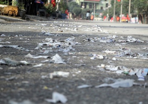 Ở quốc lộ 8A đoạn qua thôn Hà Chua (xã Sơn Tây, Hương Sơn), xác pháo trắng nằm rải rác.