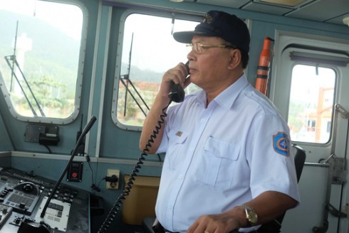 Thuyền trưởng Phan Xuân Sơn trên tàu SAR 412