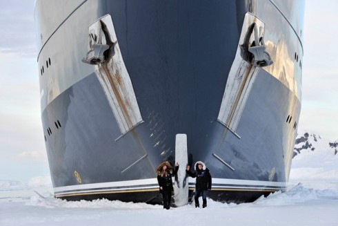 Giá để du ngoạn cùng M/Y Legend là 489.000 USD/tuần, bao gồm phục vụ bởi 19 nhân viên và 10 thủy thủ (chưa bao gồm phí nhiên liệu, đồ ăn, thức uống). Du thuyền được điều hành và đặt chỗ bởi Nordic Luxury. 