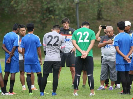 Trong khi HLV Hữu Thắng và Hoàng Anh Tuấn gom được thành phần cầu thủ tốt nhất (ảnh trên) thì HLV Frank Bernhardt lại ghép được U-22 Malaysia từ các cầu thủ không có tên trong đội 1 các CLB Malaysia. Ảnh: B.DƯƠNG - AFC