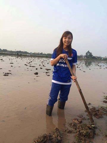Ngày mùng 4 tết, trung vệ Hồng Nhung của câu lạc bộ bóng đá nữ Phong Phú Hà Nam đăng ảnh cầm cuốc, đi ủng ra đồng làm việc giúp gia đình. Ảnh: FBNV