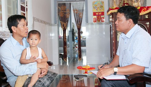 Phóng viên Báo CAND với cha con anh Nguyễn Văn Nam.
