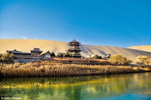 3CAB459A000005784191504A pagoda on the edge of the Gobi Desert outside Dunhuanga1 1486280878259