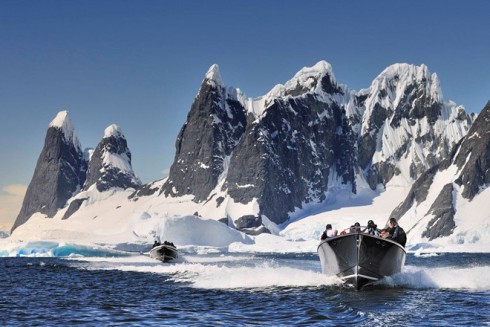  Với M/Y Legend, việc băng qua các Lemaire Channel để ngắm nhìn đỉnh băng Una, hay vòng qua biển băng Weddell chỉ là chuyện nhỏ. Tất cả đều nhờ kích thước tương đối nhỏ của nó. Đa số các du thuyền khác đều vượt quá số người được quy định nghiêm ngặt bởi Hiệp hội lữ hành Nam cực quốc tế. Số lượng người trên tàu quyết định nơi nó được phép tới trên 'lục địa trắng' này. 