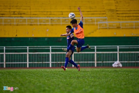 Sau những bài khởi động cơ bản, ĐT U23 Việt Nam được chia làm hai để thi đấu đối kháng.