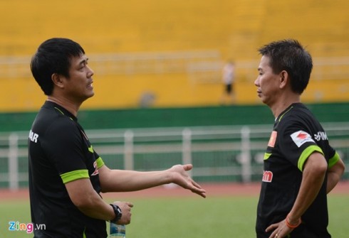HLV Hữu Thắng có những trao đổi về chuyên môn với trợ lý Hoàng Anh Tuấn. Hai ông vốn hiểu ý nhau nên được kỳ vọng sẽ phát huy tốt nhất khả năng của những cầu thủ đang có, giúp U23 Việt Nam tạo nên đội hình mạnh.