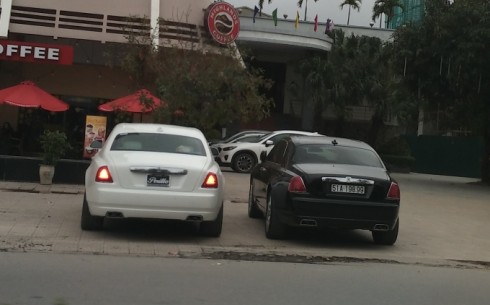 Bộ đôi siêu xe Rolls Royce trên đường phố Lê Lợi, Tp Vinh (ảnh Trần Lộc)