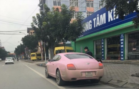 Siêu xe Bentley màu hồng “cực độc” trên đường Lý Thường Kiệt, Tp Vinh (ảnh internet)