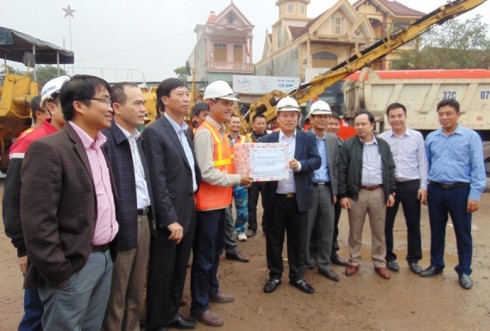 Ông Nguyễn Xuân Cường - Phó tổng cục trưởng Tổng cục Đường bộ Việt Nam tặng quà, chúc Tết cho công nhân duy tu, sửa đường trên QL46