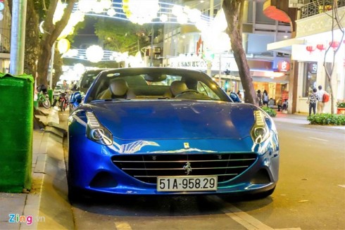 Cuối tháng 6/2016, siêu xe Ferrari California T đầu tiên được nhập khẩu về Hà Nội. Một thời gian dài vắng bóng, xe xuất hiện trên đường phố TP.HCM sau khi ra biển số.