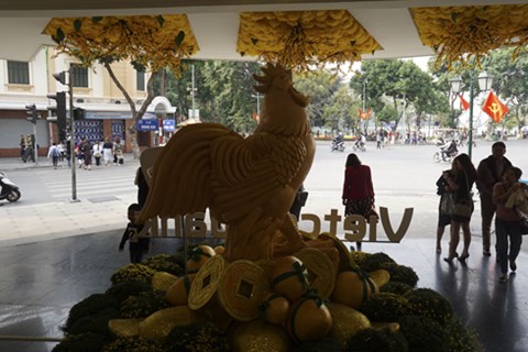 Biểu tượng con gà vàng may mắn được đặt tại sảnh Tràng Tiền Plaza
