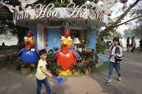 Hình ảnh gà được cách điệu ngộ nghĩnh tại nhà bán đồ lưu niệm bên bờ hồ Hoàn Kiếm