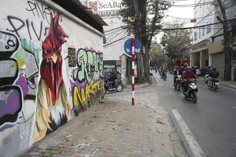 Tranh gà được một họa sỹ đường phố thể hiện trên bờ tường tại phố Yên Phụ