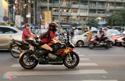 Sự xuất hiện của người đẹp cùng chiếc BMW S1000RR thu hút sự chú ý. Chiếc xe được dán cờ Việt Nam hai bên hông và bình xăng. 