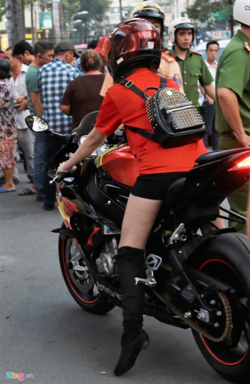 Vì vậy, hình ảnh cô gái lái chiếc siêu môtô mạnh gần 200 mã lực khiến nhiều người tò mò. 