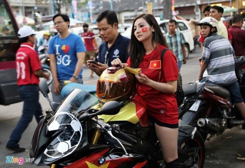 Theo tìm hiểu của Zing.vn, nữ biker trong hình là Nguyễn Ngọc Tường Vy, sinh năm 1994, sống tại TP.HCM. Cô có niềm đam mê với môtô và đặc biệt là Người Sắt (Iron Man). Trước đây Vy thường lái chiếc Ducati 959 Panigale. 