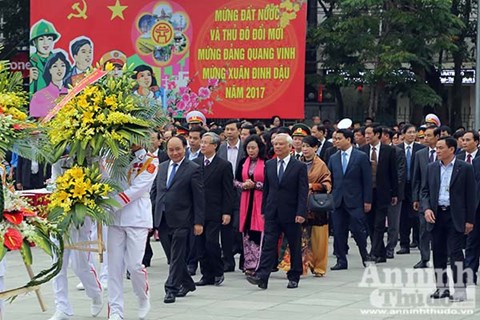 Thủ tướng Nguyễn Xuân Phúc dẫn đầu đoàn lãnh đạo Đảng, Nhà nước, Quốc hội đặt vòng hoa tưởng nhớ người anh hùng vĩ đại của dân tộc