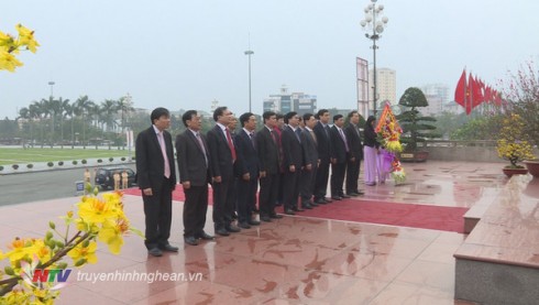 Đoàn làm lễ dâng hoa trước Tượng đài Bác Hồ tại Quảng trường Hồ Chí Minh