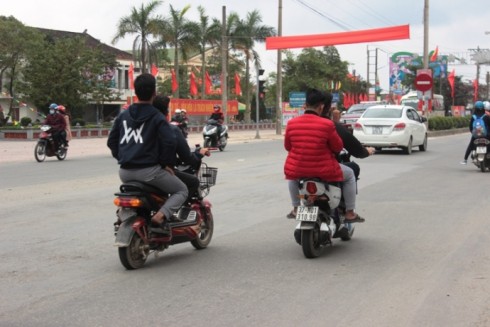 Nhiều học sinh đi xe máy điện nhưng không đội mũ bảo hiểm gây mất ATGT (Ảnh chụp huyện Nghi Lộc, Nghệ An)
