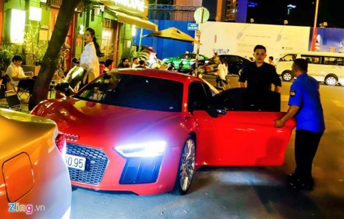 Đông Nhi và Ông Cao Thắng xuất hiện bên chiếc siêu xe Audi R8 V10 Plus khi ghé vào một nhà hàng trên đường Hai Bà Trưng, quận 1, TP.HCM. 