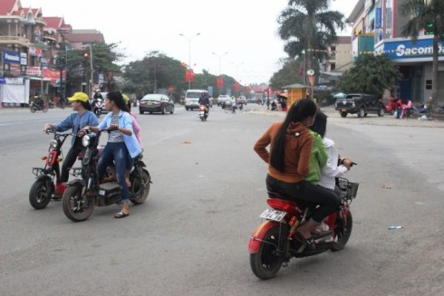 Rất nhiều học sinh không đội mũ bảo hiểm lúc tham giao thông (Ảnh chụp ở Diễn Châu)