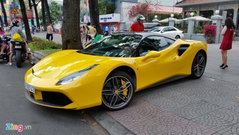 Những ngày Tết Đinh Dậu, gia đình thiếu gia Phan Thành - Phan Hoàng đem những mẫu xe mới, đắt tiền dạo phố. Chiếc Ferrari 488 GTB màu vàng là món quà sinh nhật của Phan Hoàng xuất hiện bên vỉa hè.