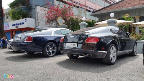 Không chỉ có sở thích sưu tầm siêu xe, Phan Thành còn tậu cho mình những mẫu xe sang trọng như Rolls-Royce Wraith và Bentley Continental GT V8. 