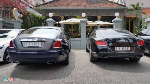 Rolls-Royce Wraith có giá sau thuế khoảng 20 tỷ đồng tại Việt Nam. Bentley Continental GT V8 có giá rẻ hơn, chỉ từ 11 tỷ đồng. Cả hai chiếc xe đều thiết kế kiểu coupe, hai cửa, bốn chỗ ngồi sang trọng.