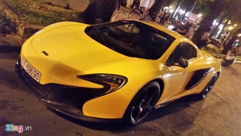 Chiếc McLaren 650S Spider màu vàng thuộc sở hữu của thiếu gia Phan Thành. Siêu xe này về Việt Nam từ tháng 5/2016 và trở thành một trong những mẫu xe được yêu thích nhất của thiếu gia này. 