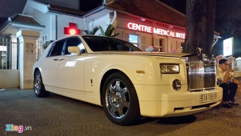 Cuối cùng là chiếc Rolls-Royce Phantom màu trắng sang trọng. Hiện nay, những chiếc Rolls-Royce Phantom đời mới trang bị gói bespoke có giá lên tới 80 tỷ đồng. Tuy nhiên model này đã cũ và là bản tiêu chuẩn nên có giá thị trường từ 10-15 tỷ đồng. 
