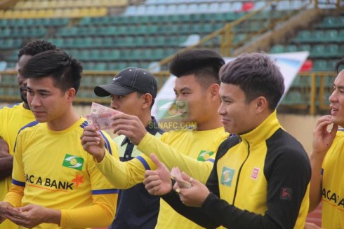 Cầu thủ SL Nghệ An nhận lì xì đầu năm