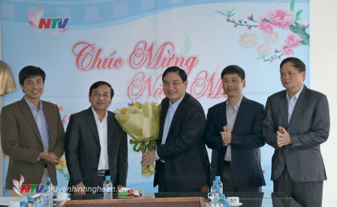 Ban giám đốc Đài PT-TH Nghệ An tặng hoa Bí thư Tỉnh ủy Nguyễn Đắc Vinh nhân dịp đầu xuân năm mới Đinh Dậu 2017.