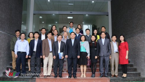 Bí thư tỉnh ủy Nguyễn Đắc Vinh chụp ảnh lưu niệm cùng tập thể lãnh đạo, cán bộ quản lý Đài PT-TH Nghệ An.