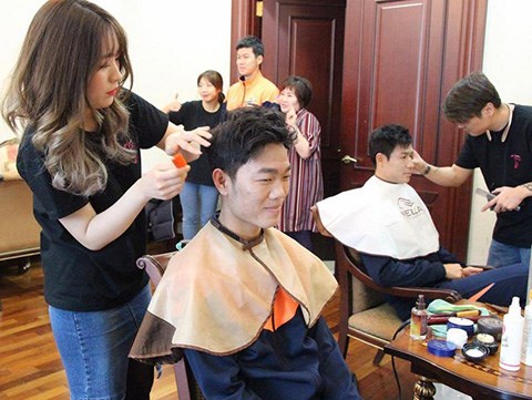 TẠI SAO CON GÁI HỌC LÀM THỢ CẠO BARBER NGÀY CÀNG ĐƯỢC ƯA CHUỘNG  Dạy nghề  tóc cấp tốc cắt tóc nam nữ học phí bảng giá địa chỉ