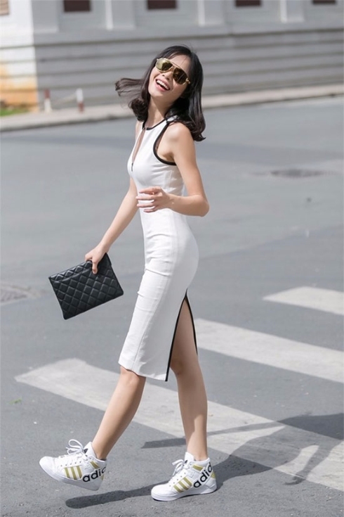 Top 10 Kiểu mix đồ giày thể thao với váy hợp mốt nhất cho phái đẹp -  toplist.vn