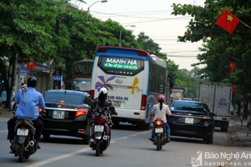 Một chiếc xe giường nằm trái tuyến luồn lách trên đường phố Vinh. Ảnh: Tiến Hùng